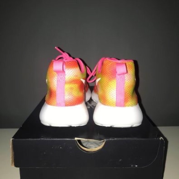 Nike Swoosh Pink trainers Size 3.5 Womens - Picture 3 of 4